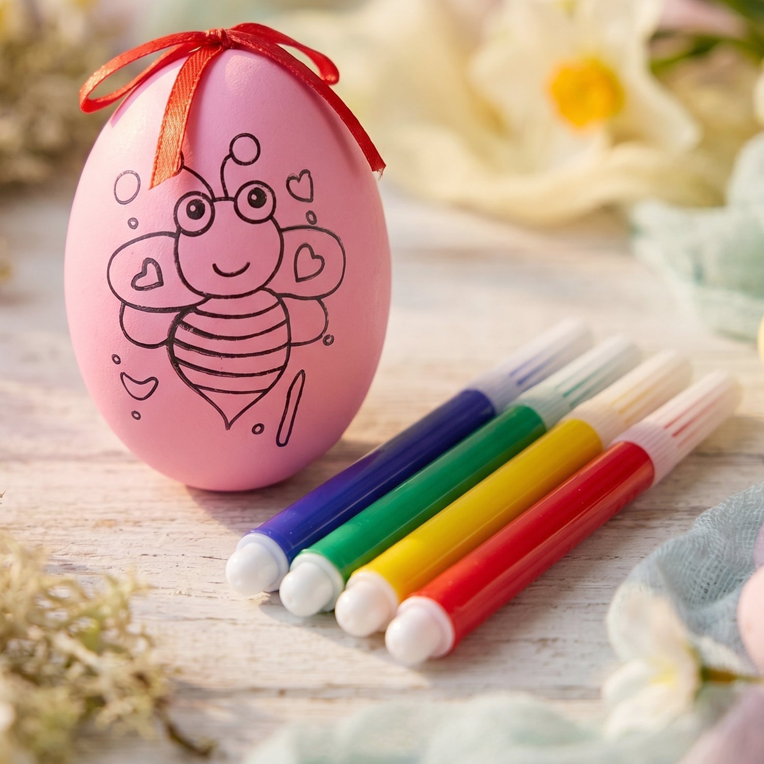 Colorful pens and decorative egg for kidsÕ art activities