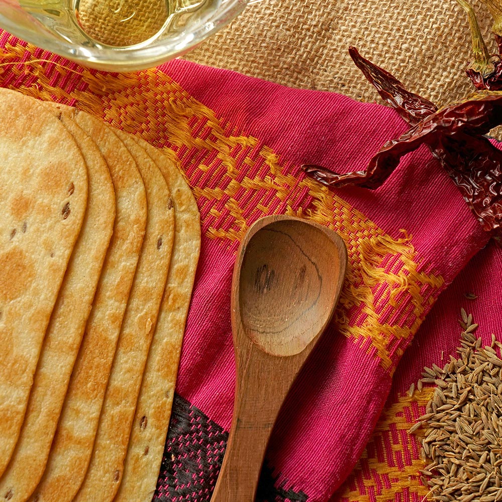 Maniarr's Mini Slim Bites Khakhra pieces arranged, highlighting their thin and roasted texture.