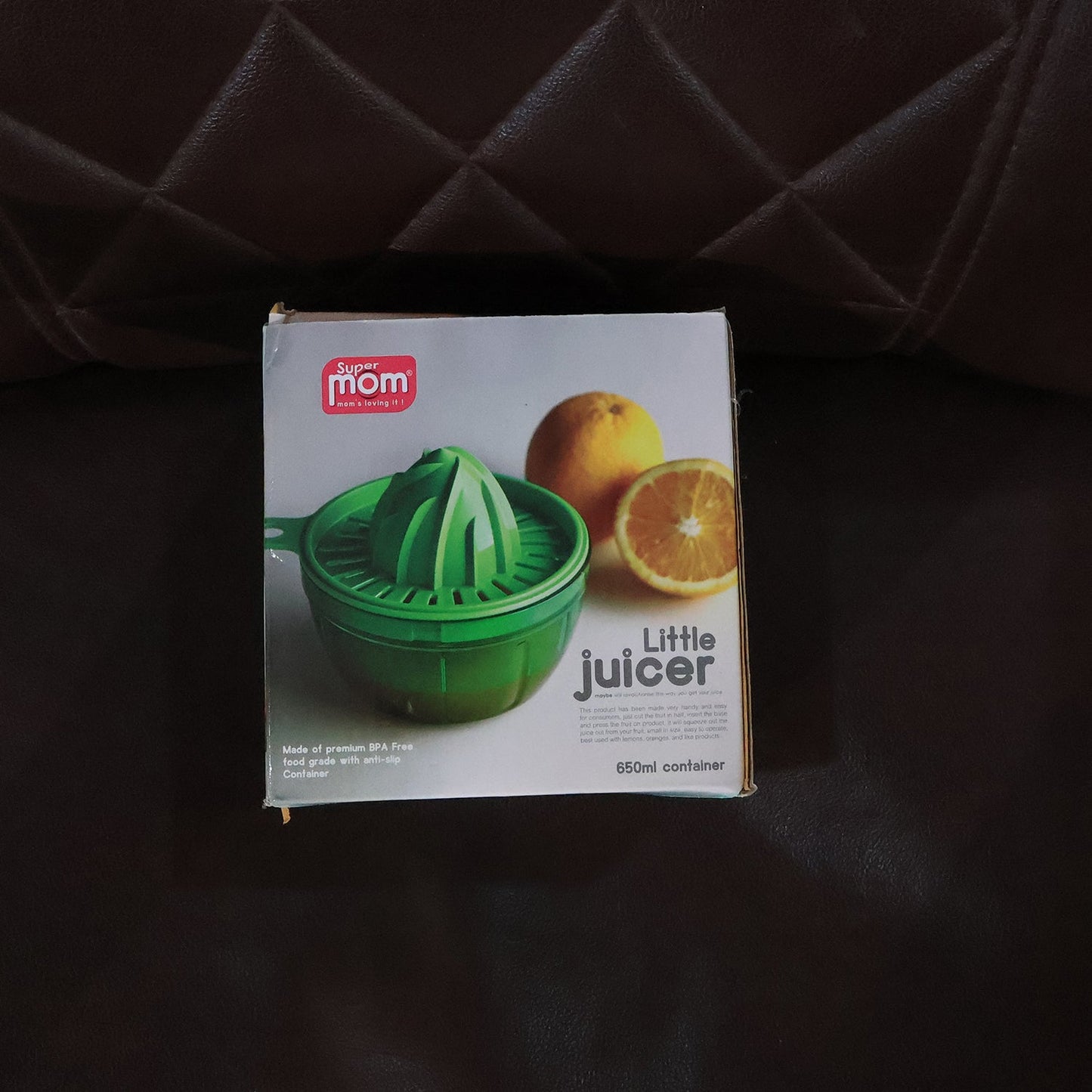 Manual juicer with detachable parts for easy cleaning and maintenance