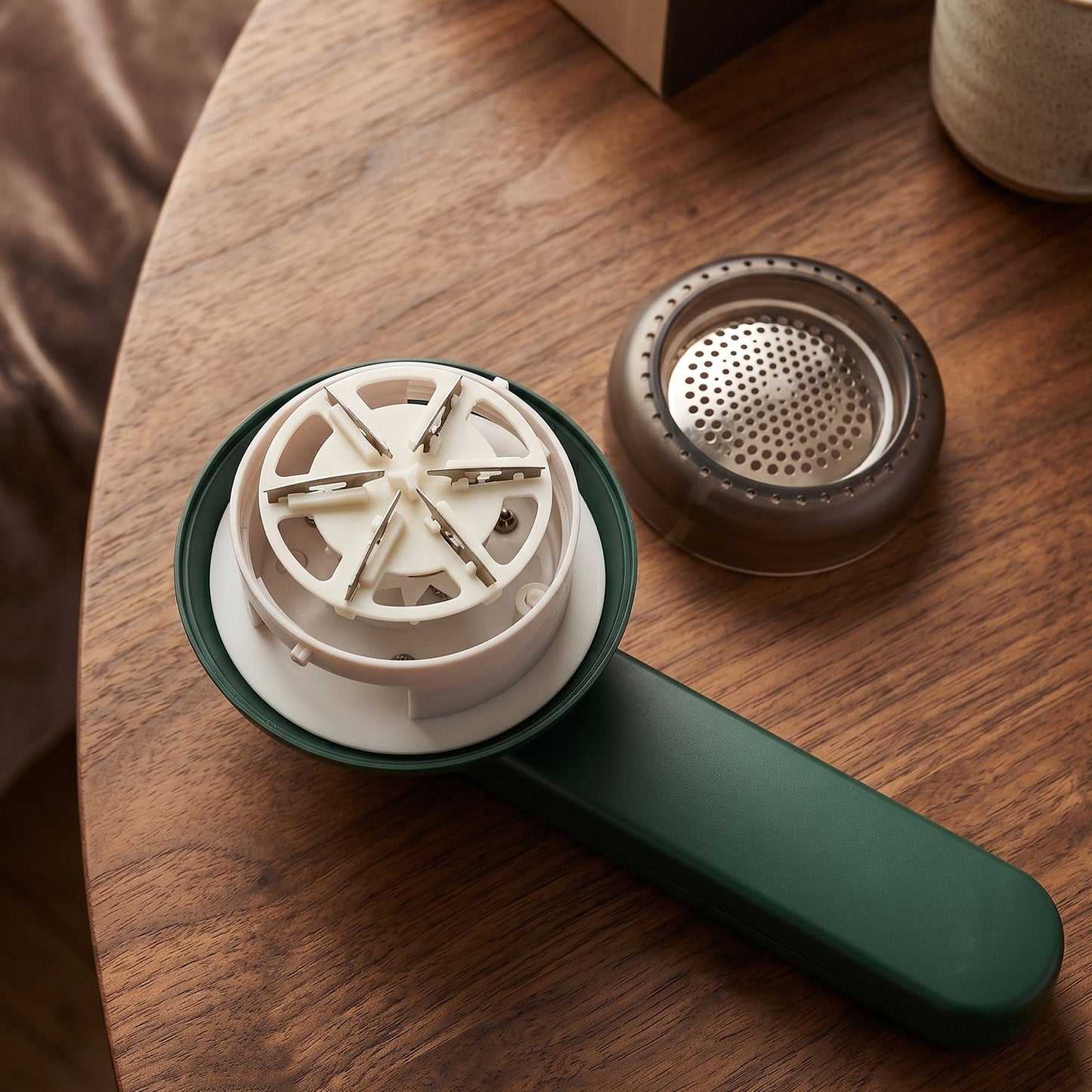 In-use electric lint remover for clothes
