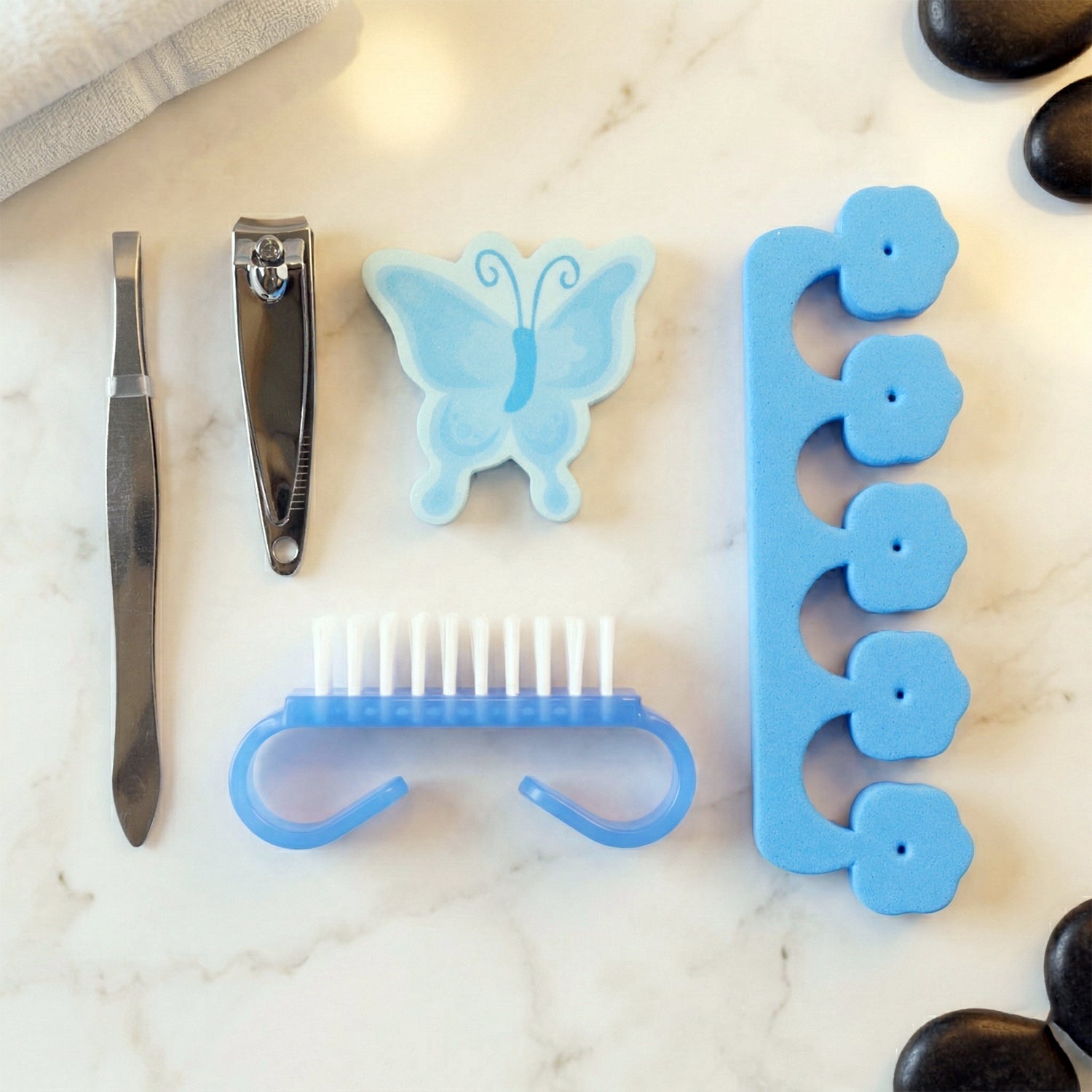 Travel-friendly nail grooming kit