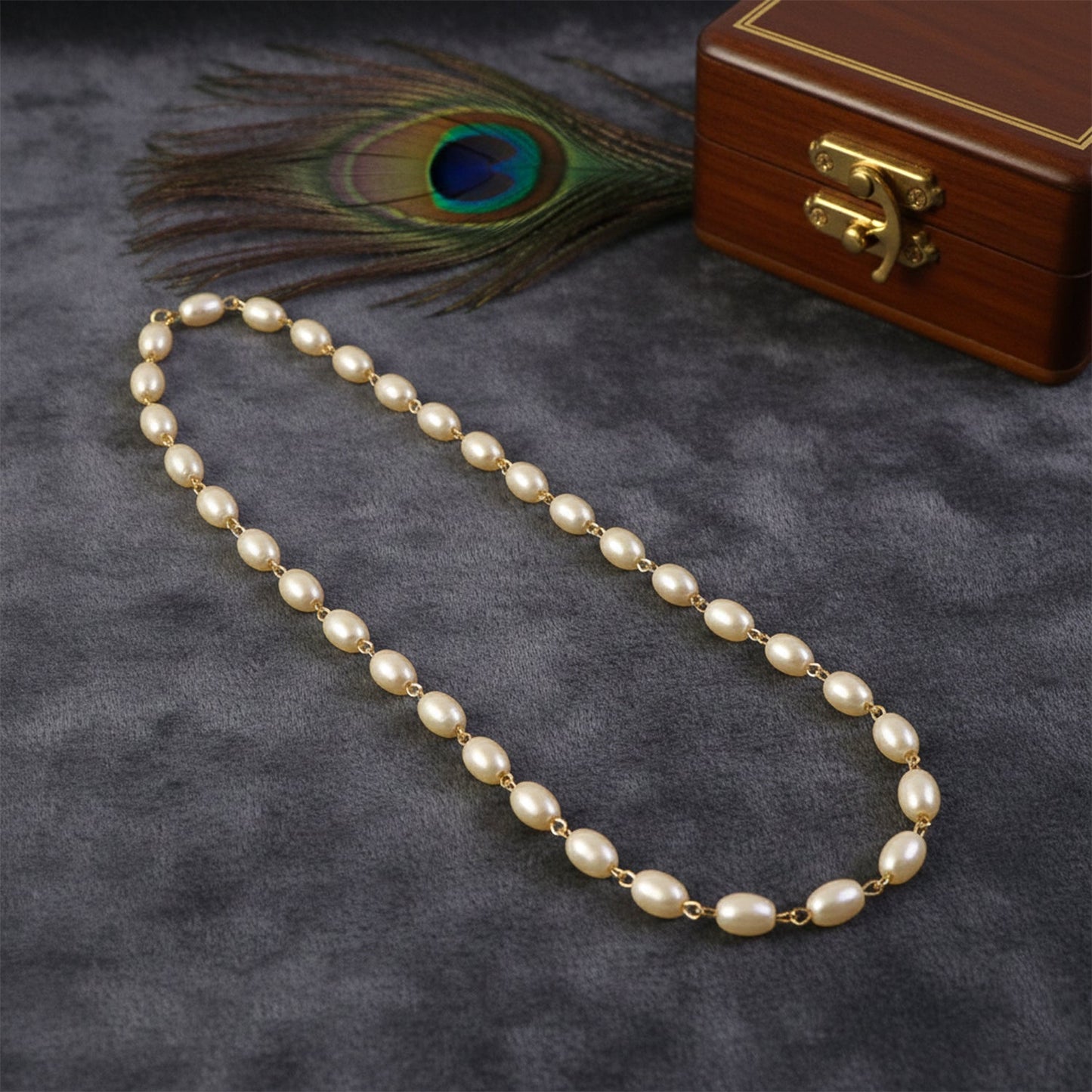 Delicate imitation pearl necklace with gold detailing