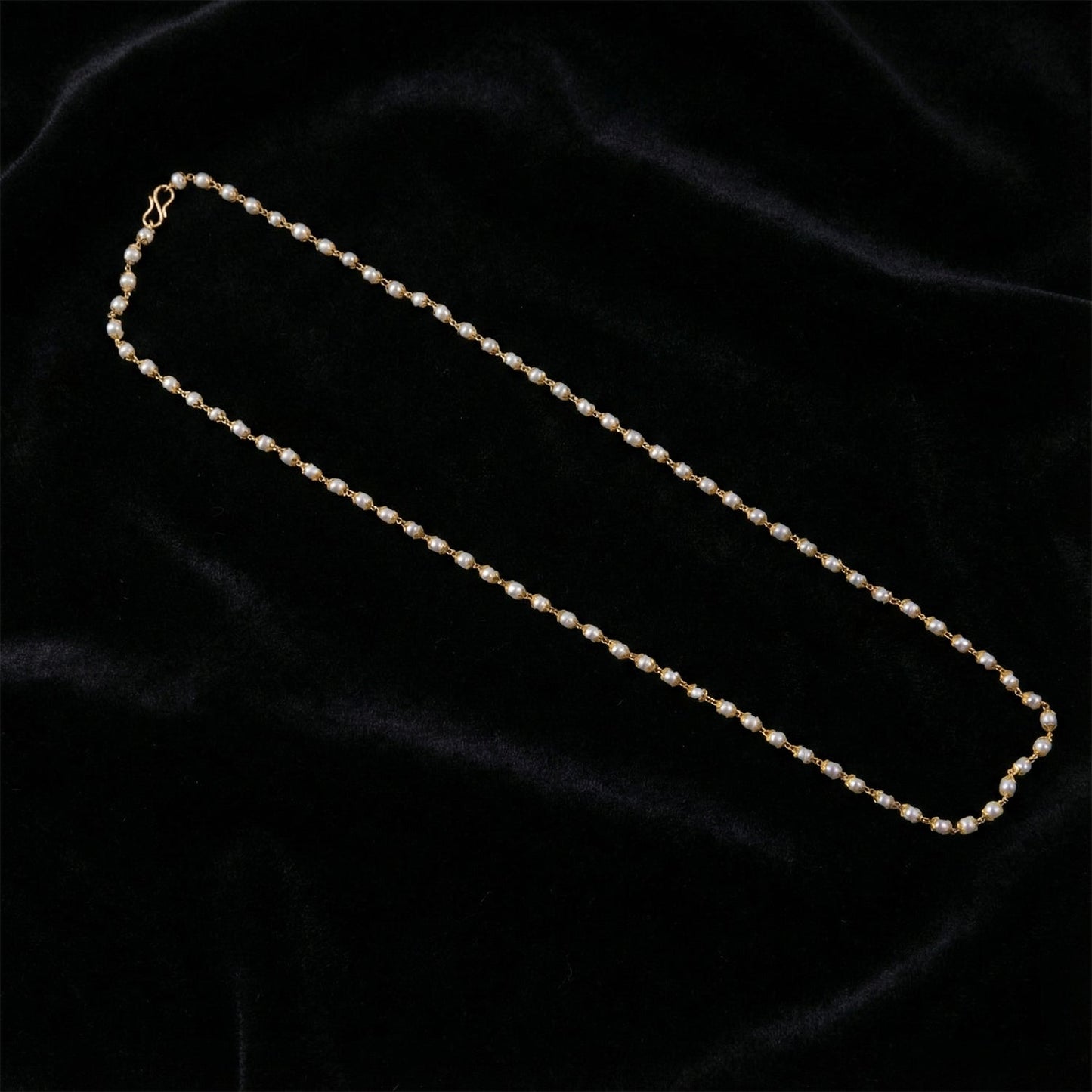 Decorative pearl statement necklace with lightweight gold chain
