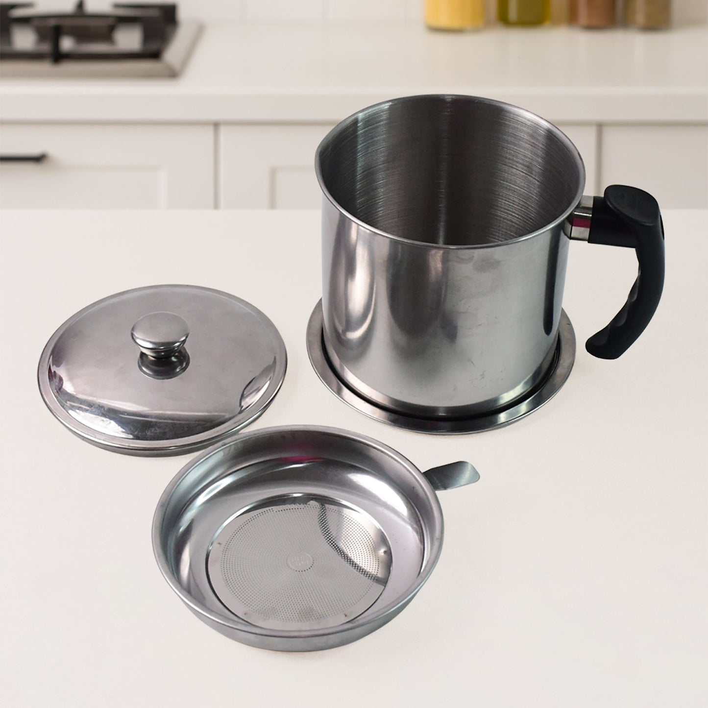 Oil strainer pot with lid and comfortable heat-resistant handle