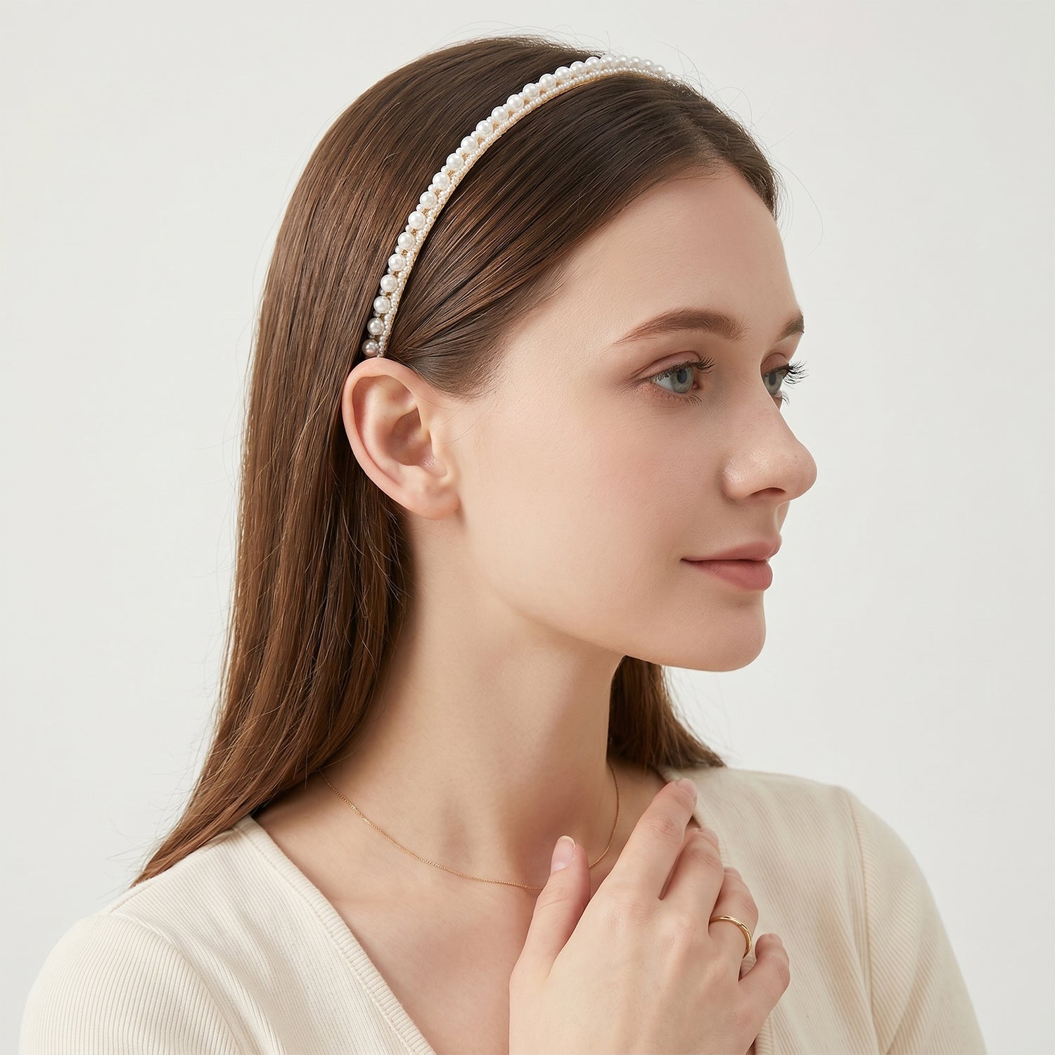 Comfortable lightweight hairband with a trendy pearl design