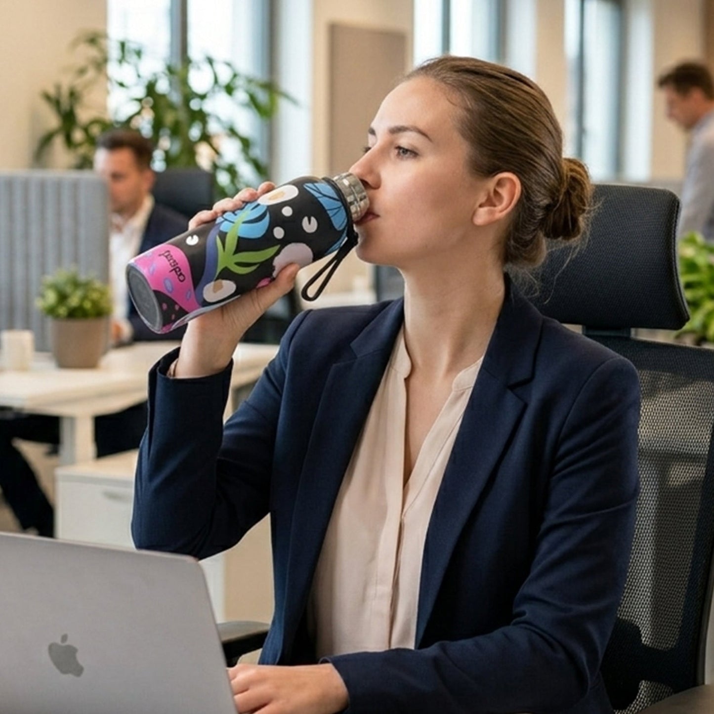 Long-lasting printed stainless steel water bottle with strap