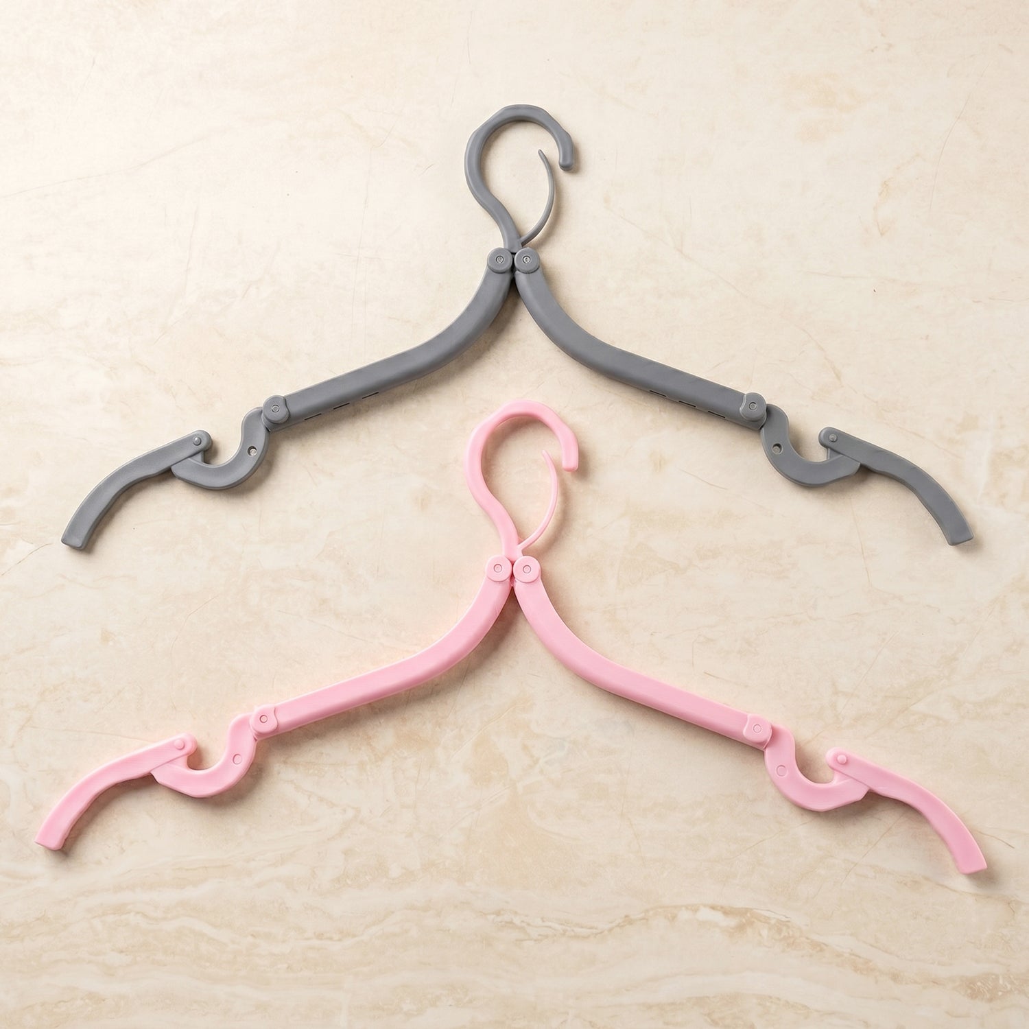 Skid-proof foldable hanger preventing clothes from slipping off