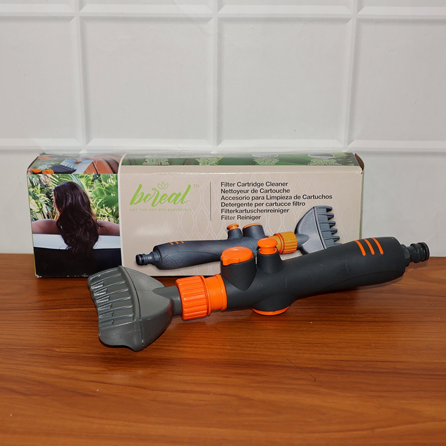 Compact, durable pool filter cartridge cleaner nozzle