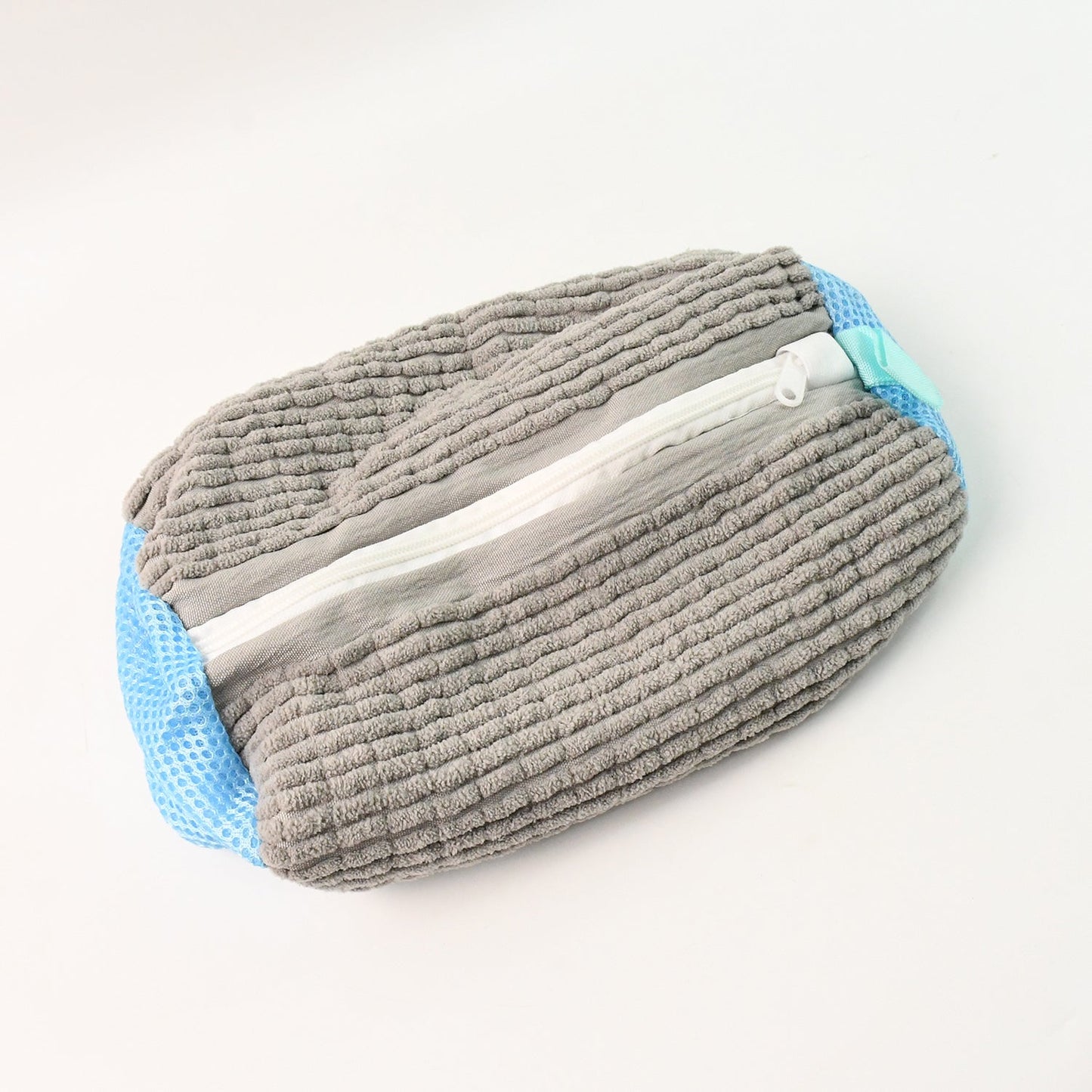 Shock-absorbent mesh shoe washing bag designed for sneaker cleaning