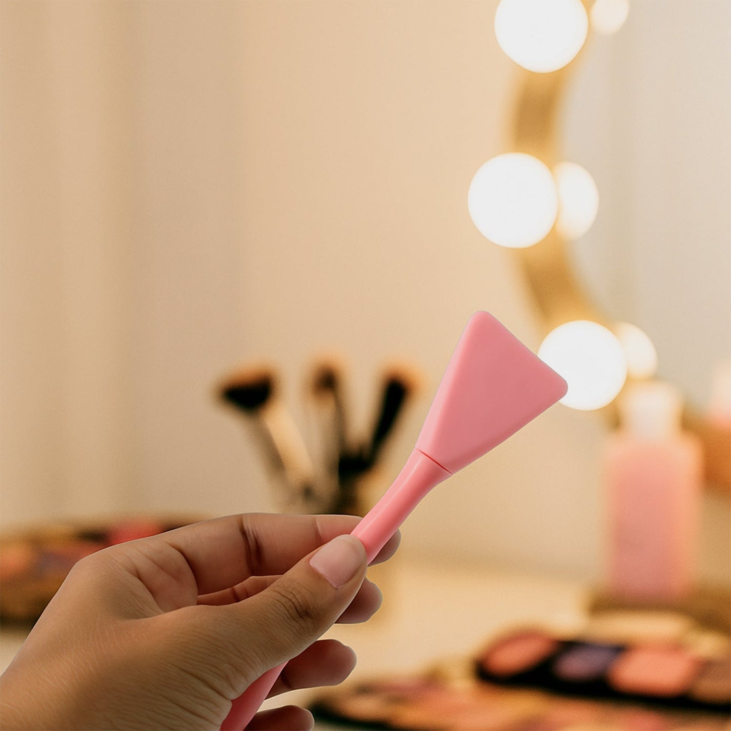 Silicone spatula tool for applying face cream hygienically