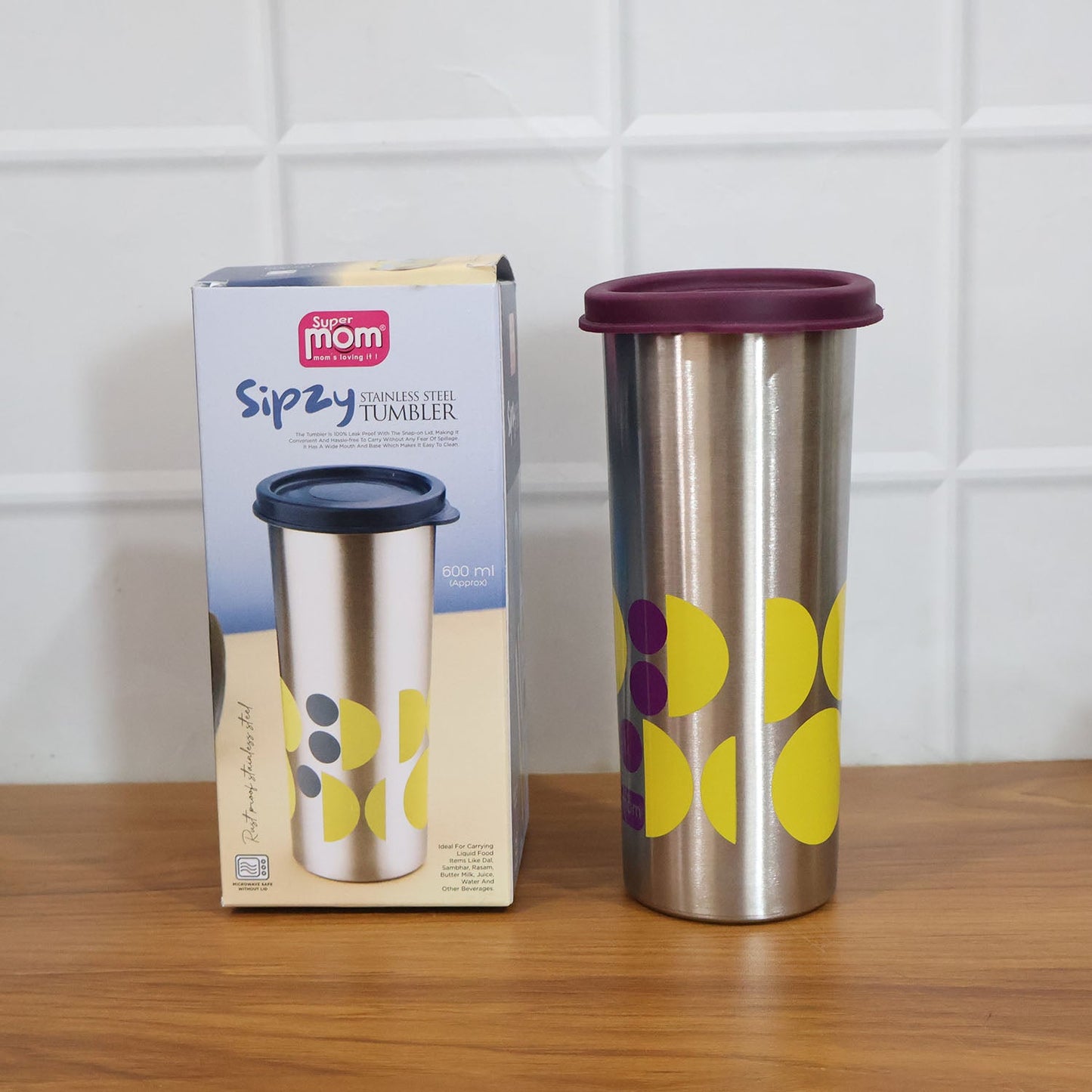 Lifestyle image showing stainless steel travel tumbler 600 ML in use