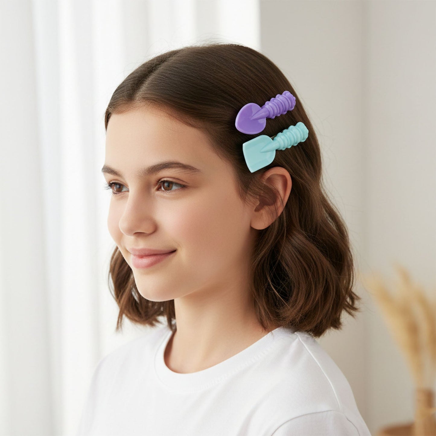 Decorative mini hair clip with spade and leaf design