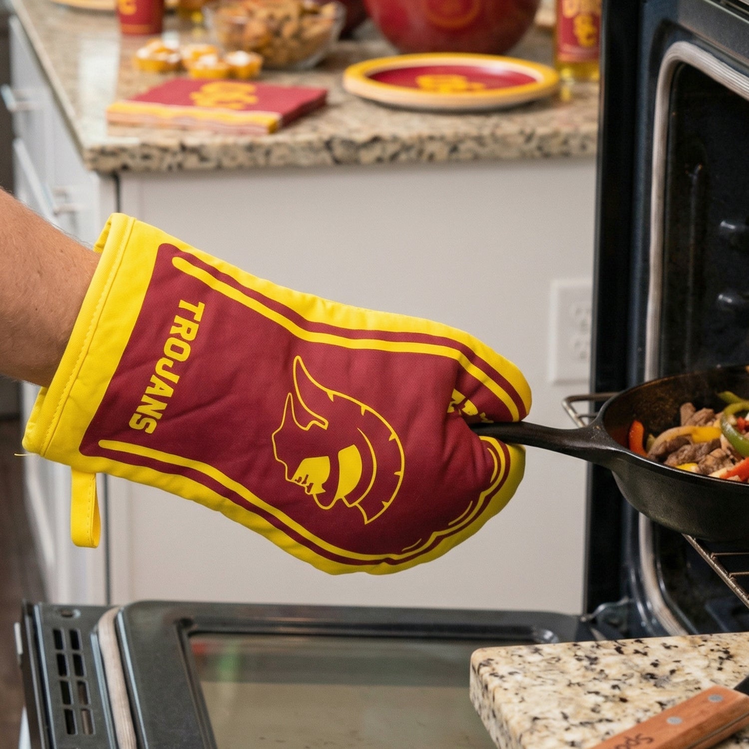 Comfortable oven mitt with hanging loop for convenient storage