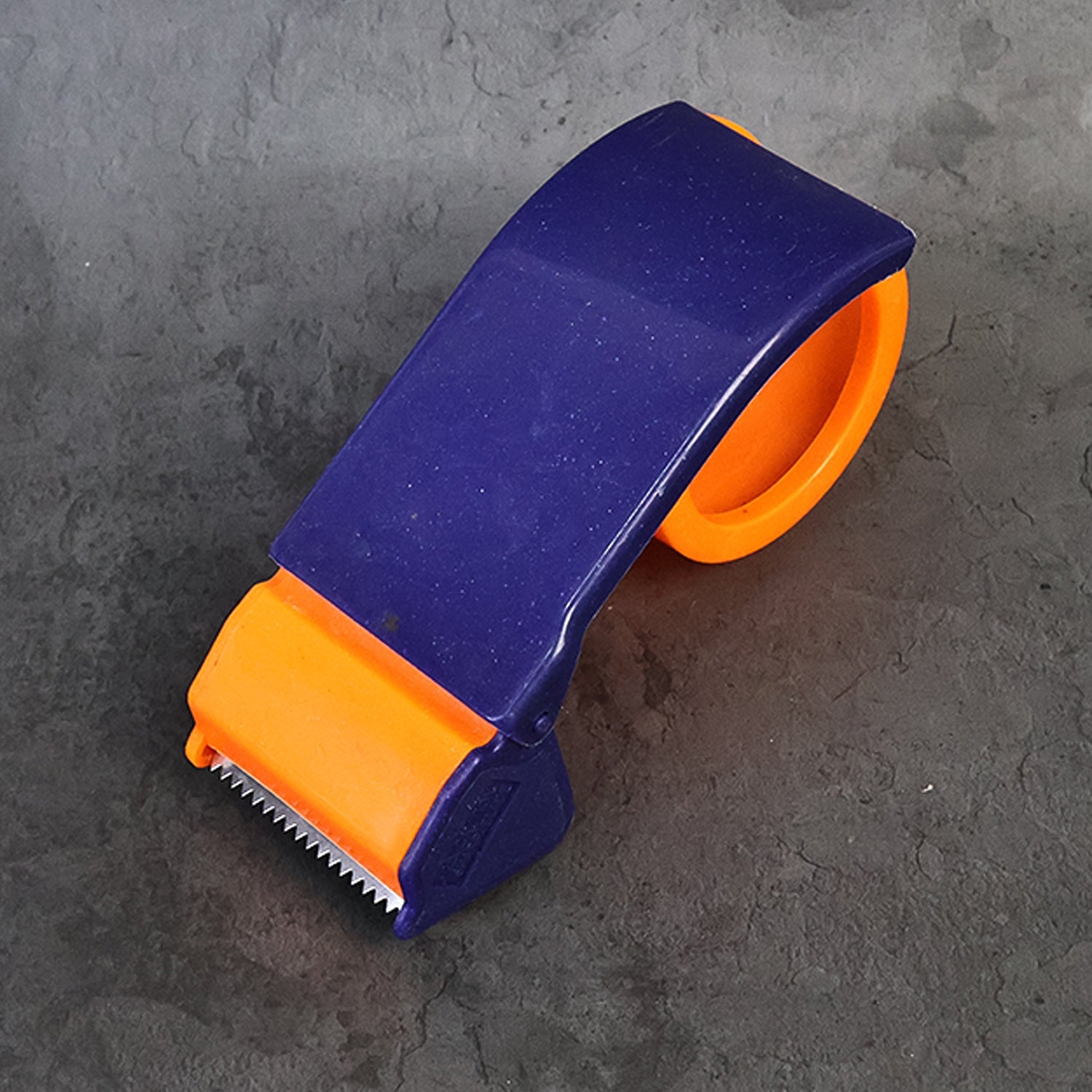 Portable tape dispenser cutter tool for sealing packaging boxes