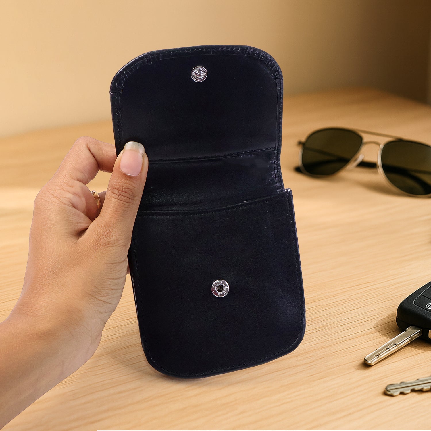 Lightweight compact wallet pouch suitable for cards and cash