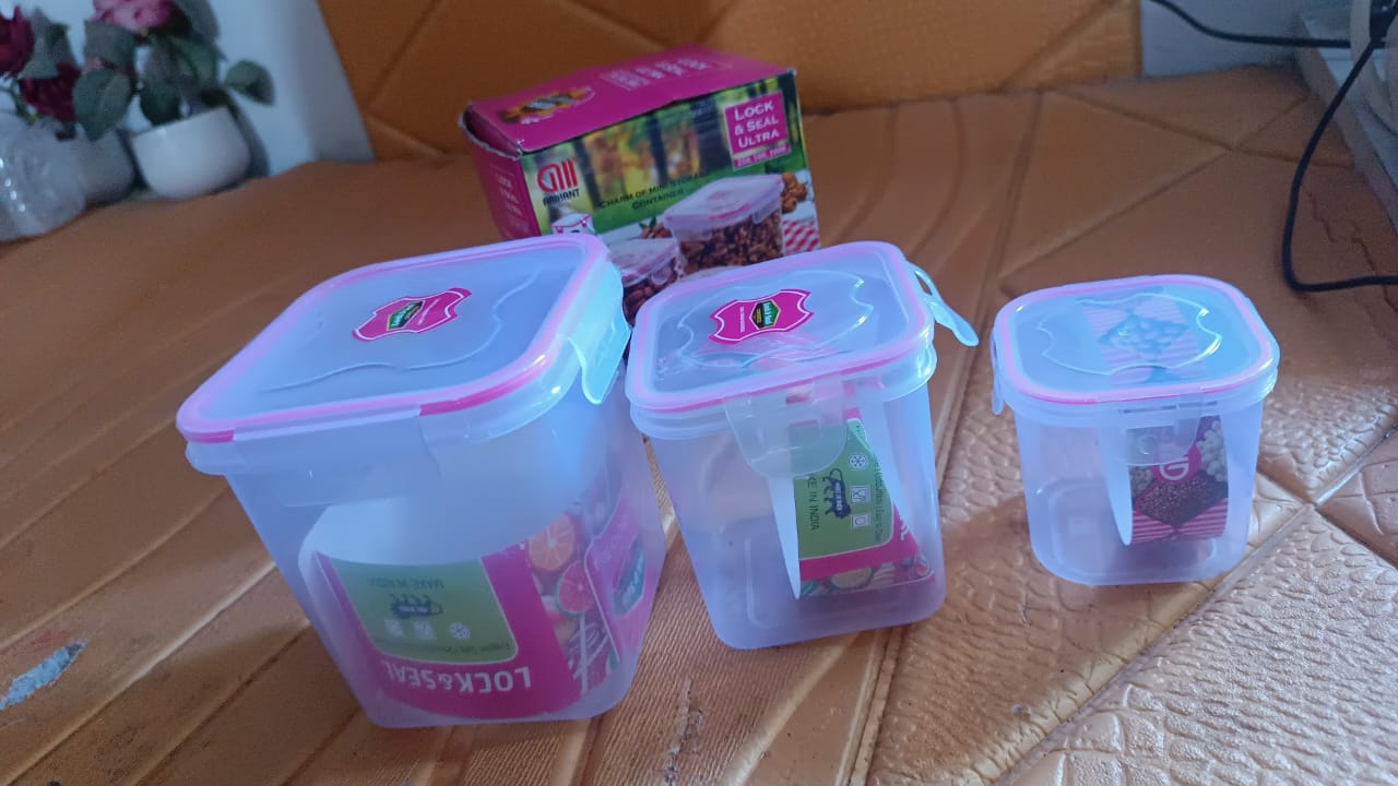 Stacked kitchen storage containers with four lock airtight lids