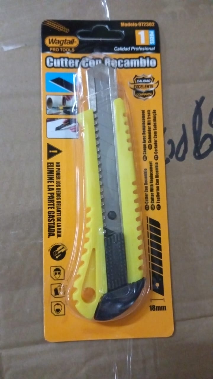 Versatile heavy duty cutter knife ready for various cutting tasks.