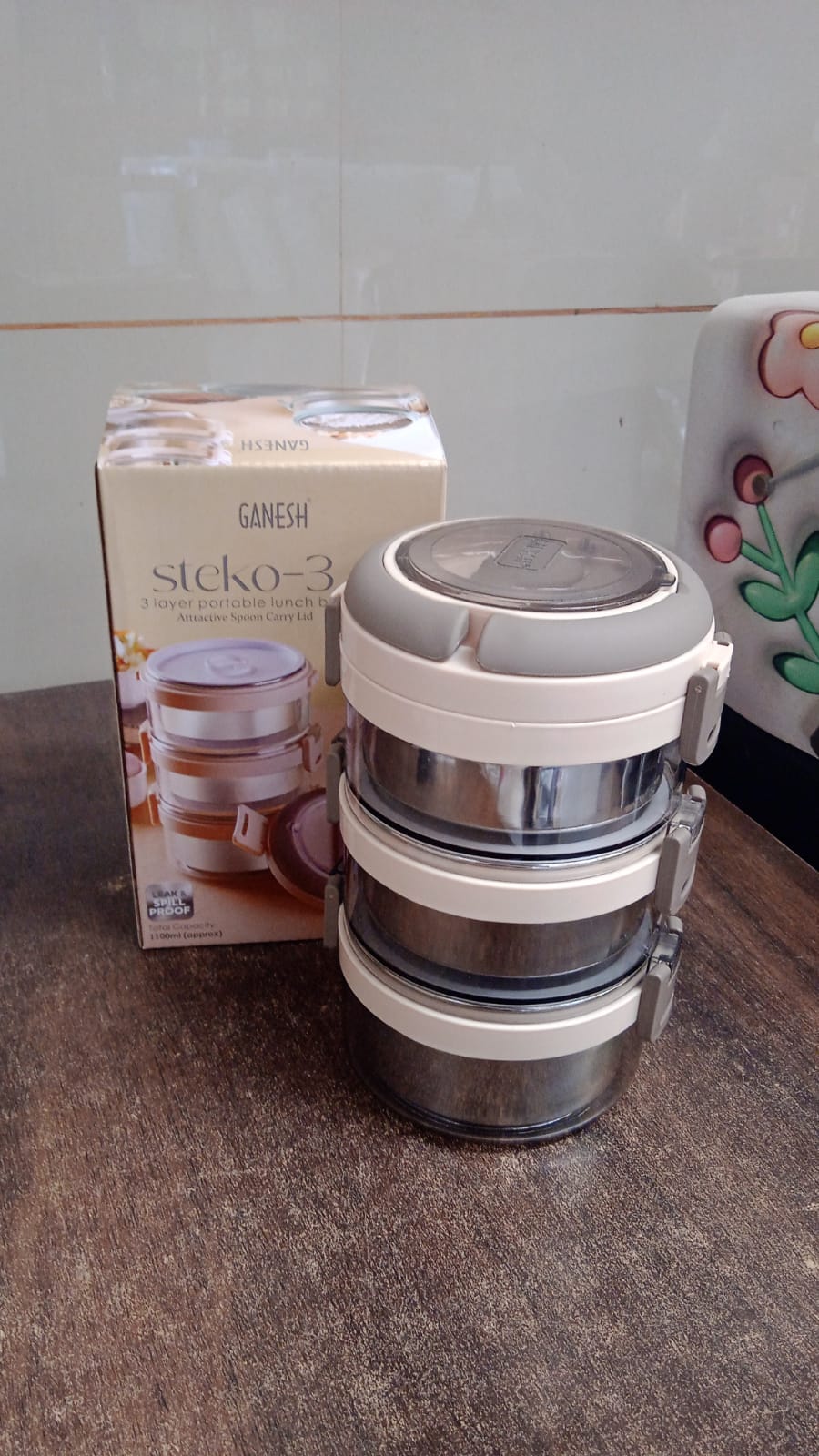 Portable insulated lunch box set with stainless steel inner containers