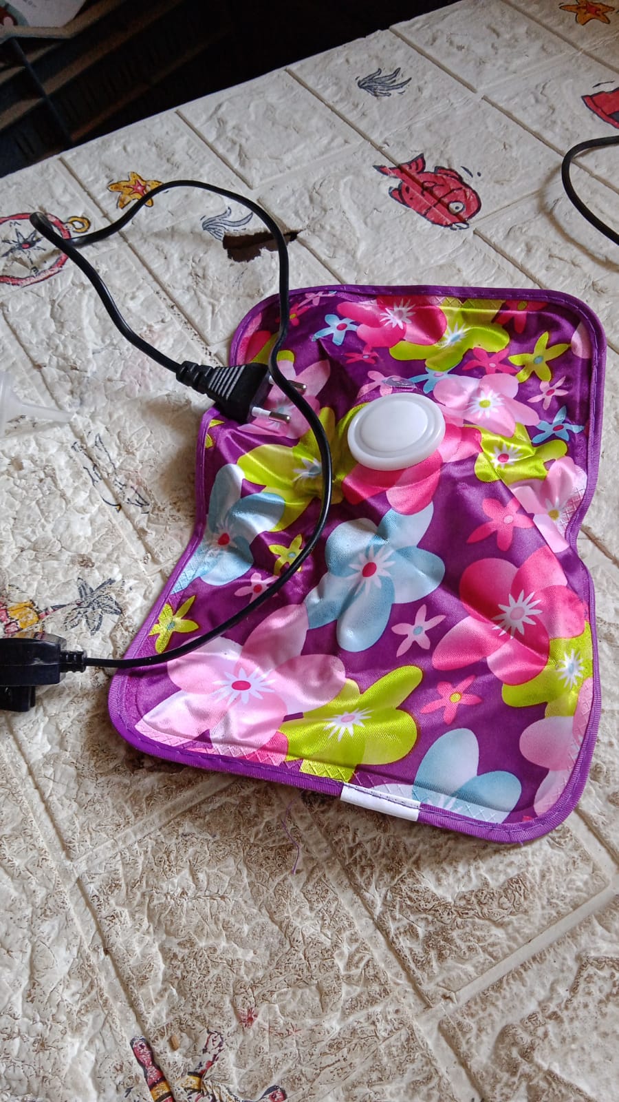 Packaging of the Electric Hot Water Bag, showcasing brand and product details.