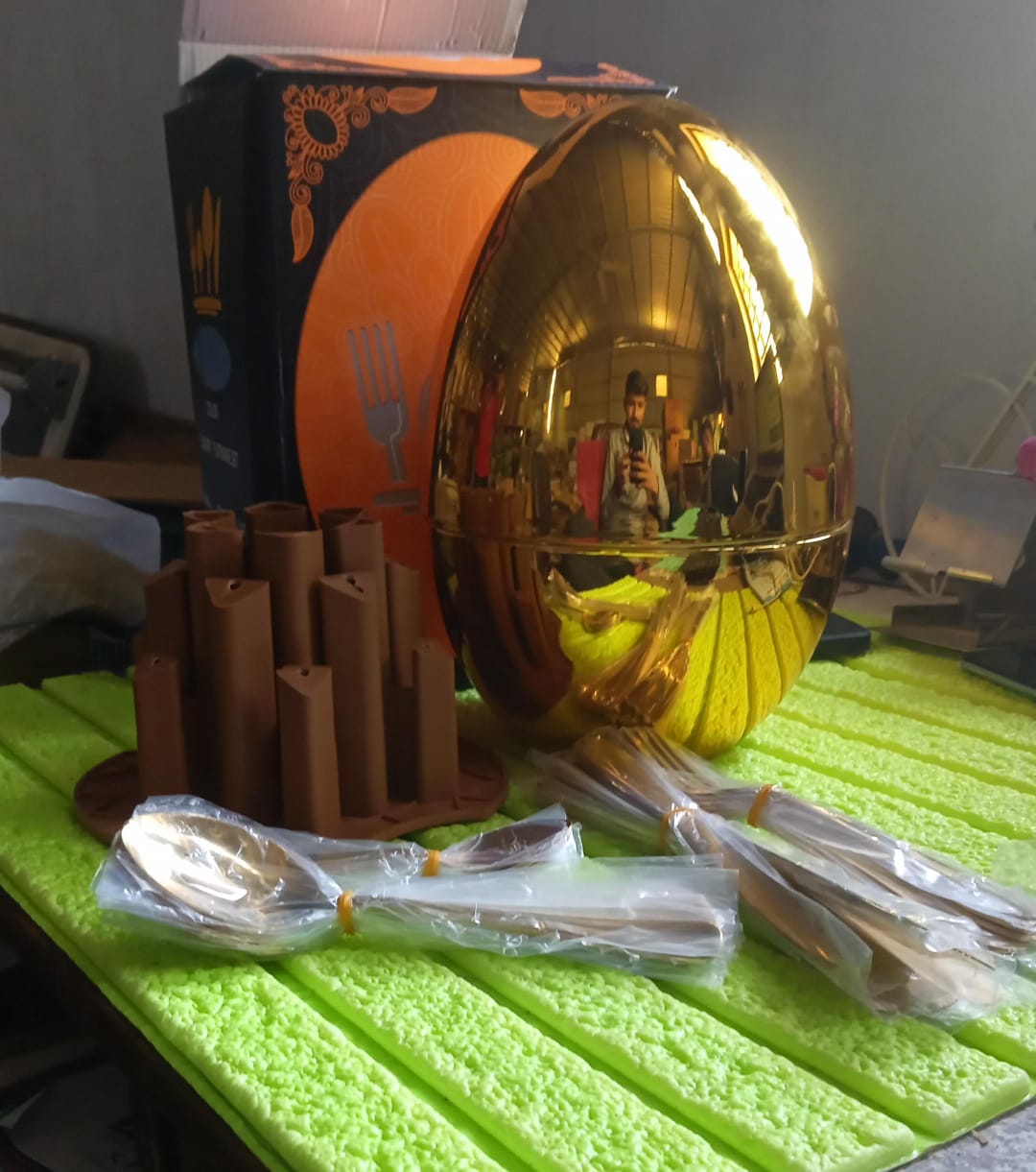 Golden knives meticulously stored in the modern oval cutlery stand.