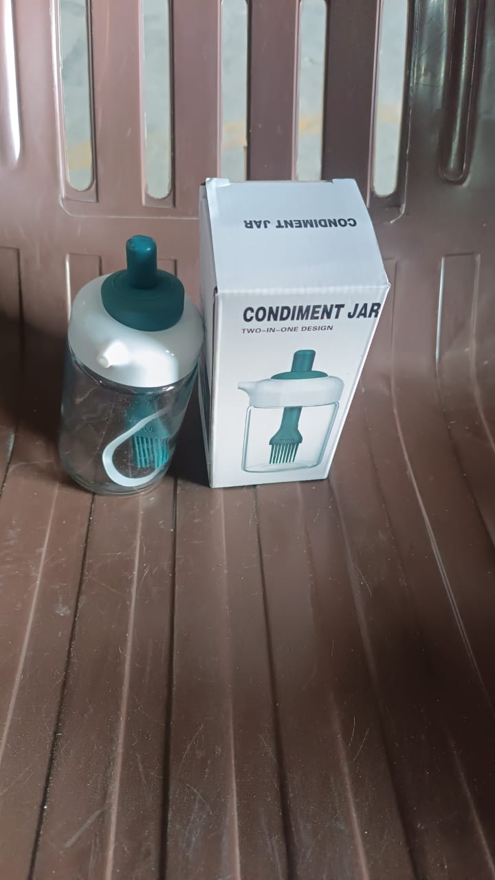 Secure lid and silicone brush mechanism of the glass oil dispenser.