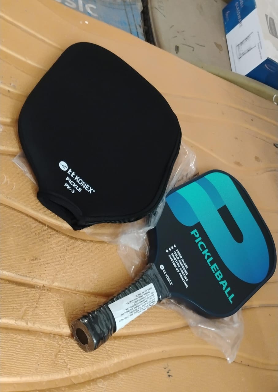 Protective zippered cover included for fiberglass pickleball paddle storage