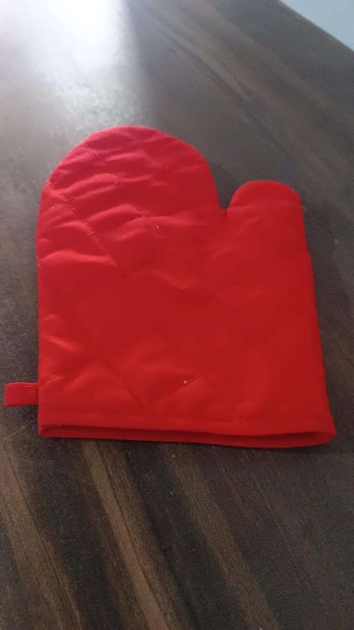 Back view of the heat resistant oven mitt, showing its breathable cotton fabric.