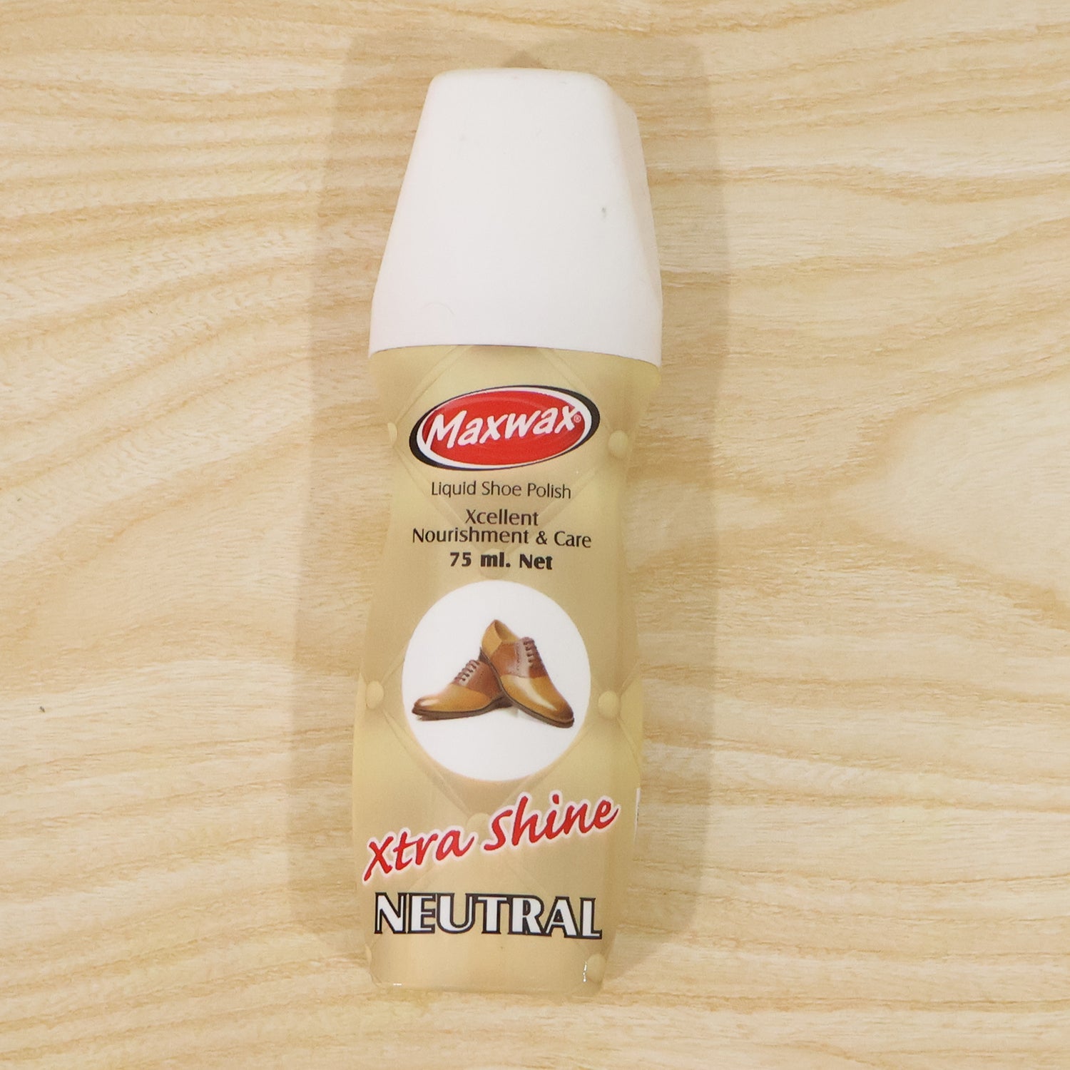 Daily use liquid shoe polish with sponge applicator