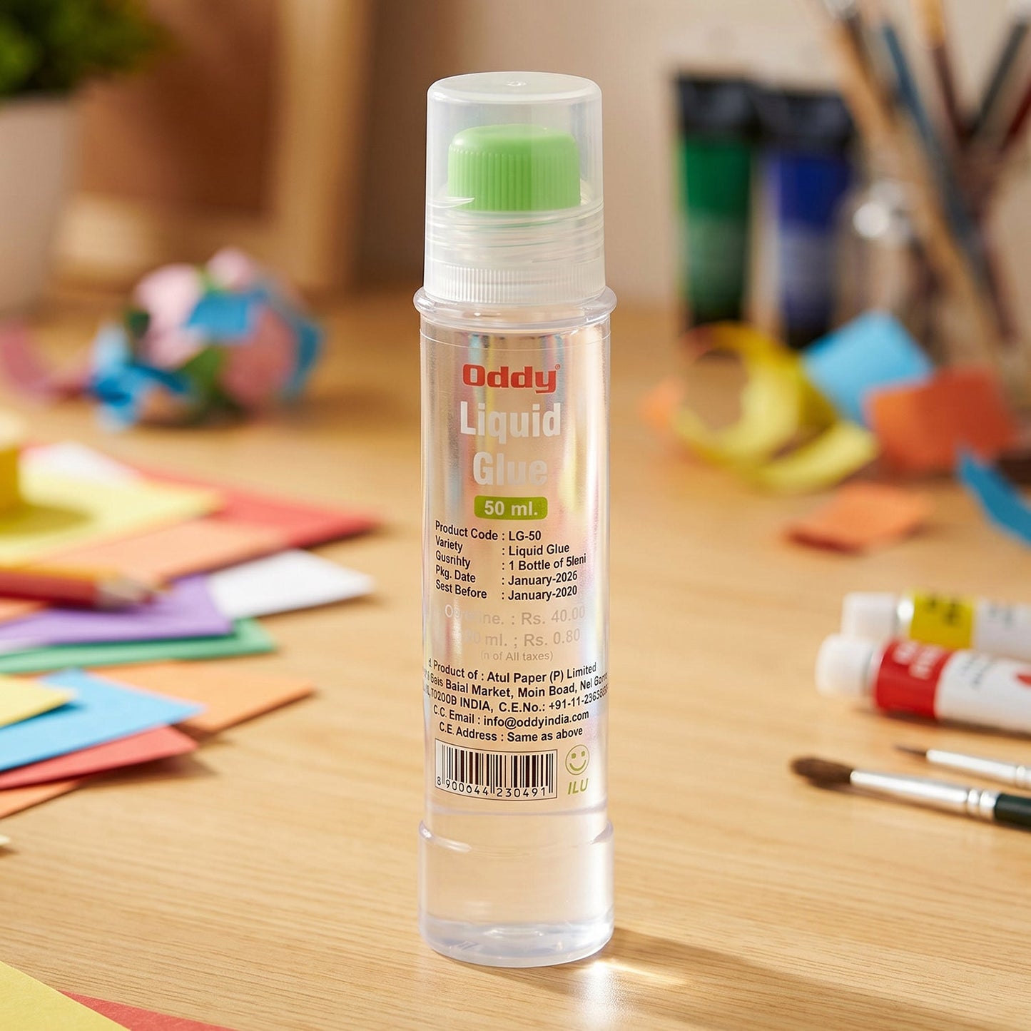 Liquid glue pen for precise application in school and office projects