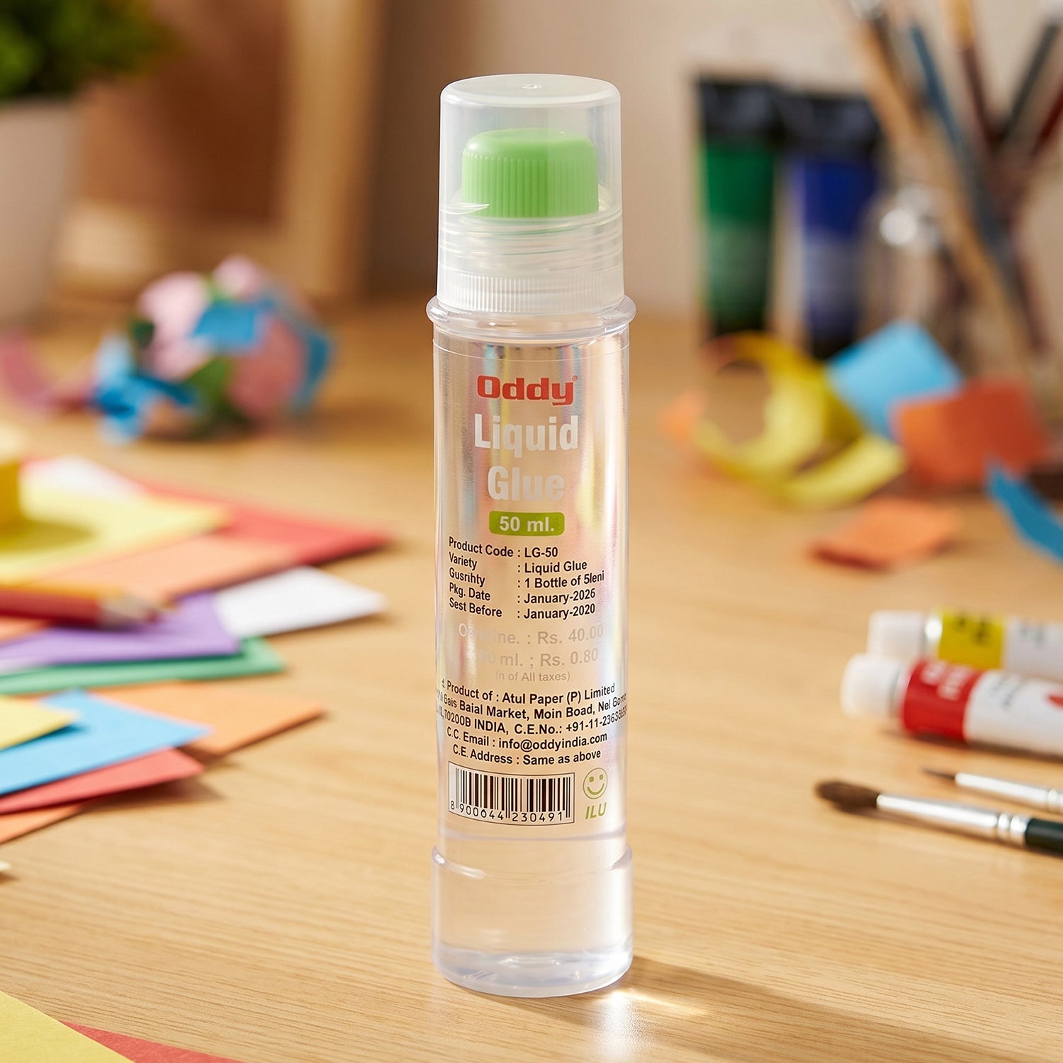 Liquid glue pen for precise application in school and office projects